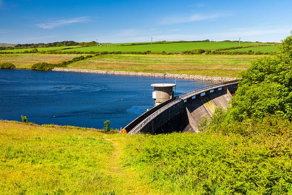 Tranquil waters of College Reservoir, a peaceful walk and one of the best outdoor things to do in Penryn, Cornwall.